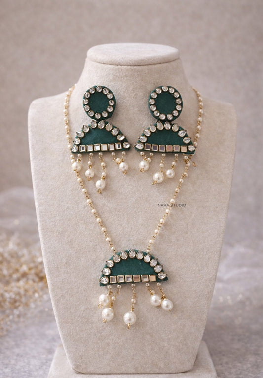 EMERALD GREEN FABRIC NECKLACE SET WITH PEARL DROPS