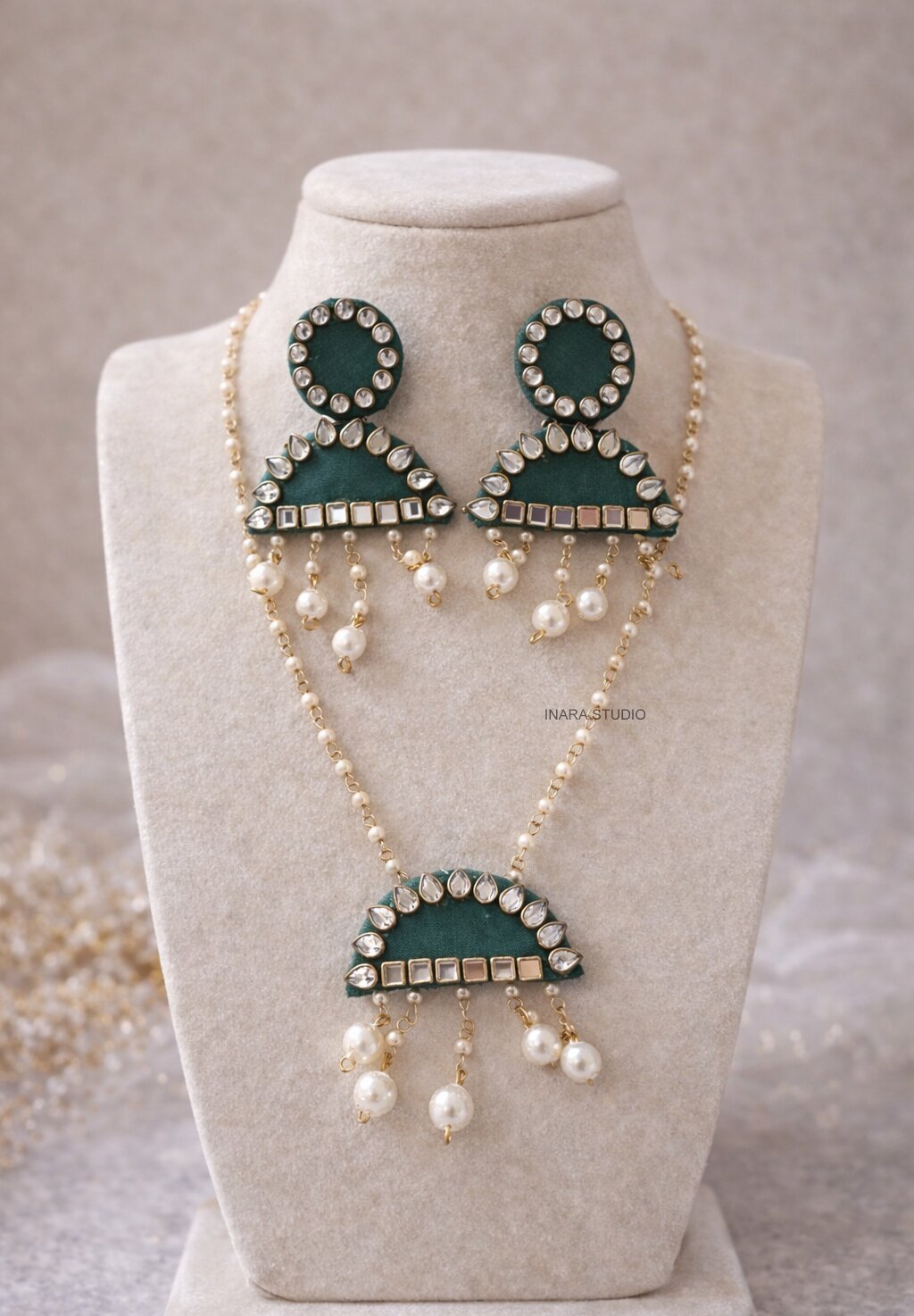 EMERALD GREEN FABRIC NECKLACE SET WITH PEARL DROPS