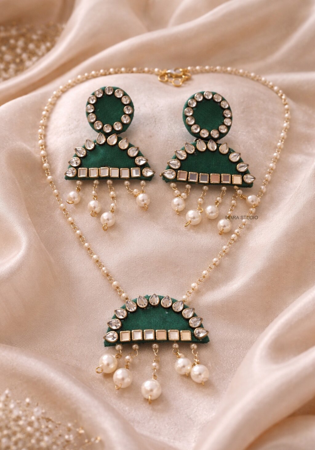EMERALD GREEN FABRIC NECKLACE SET WITH PEARL DROPS