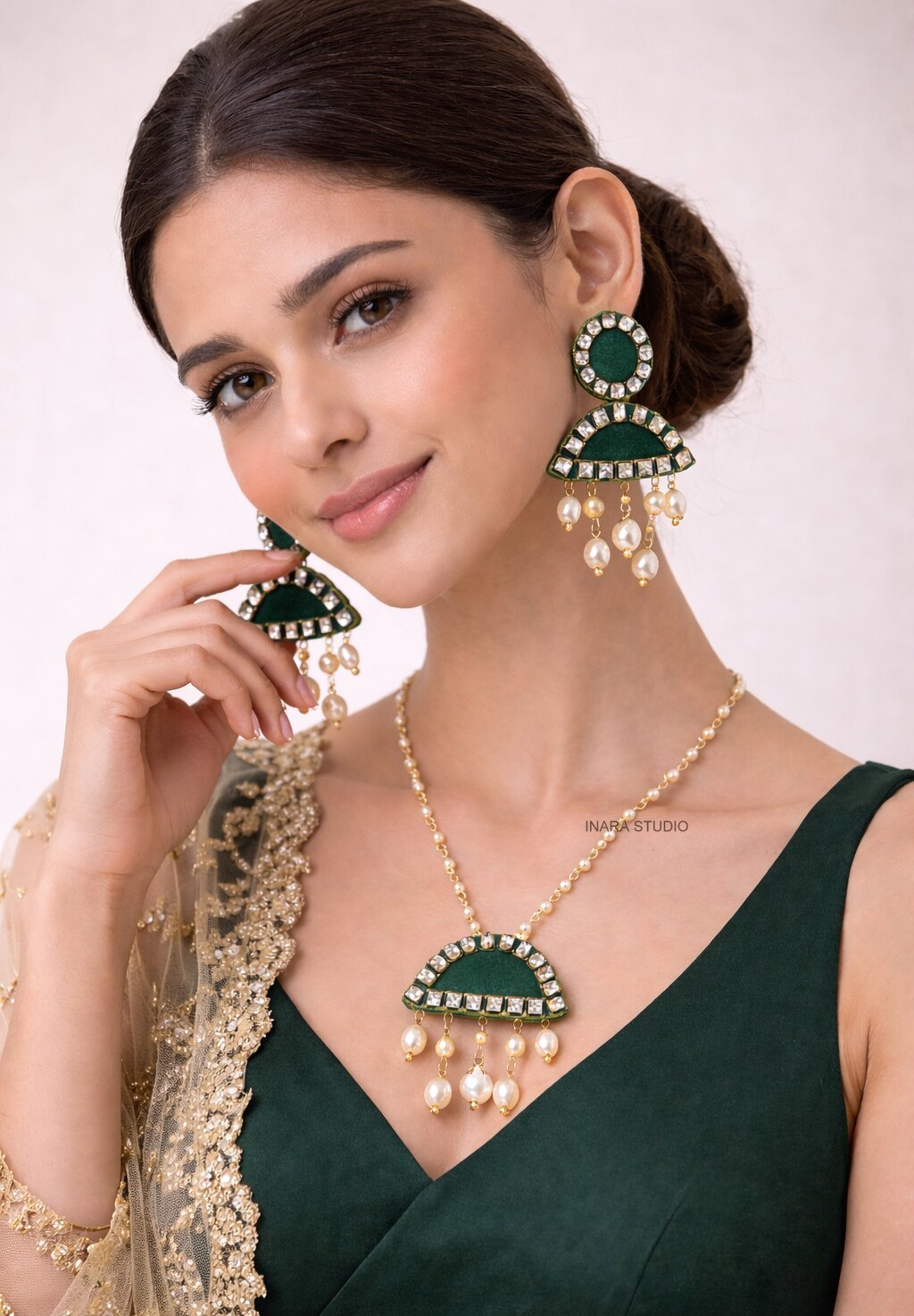 EMERALD GREEN FABRIC NECKLACE SET WITH PEARL DROPS