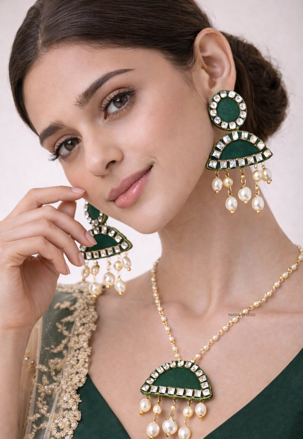 EMERALD GREEN FABRIC NECKLACE SET WITH PEARL DROPS